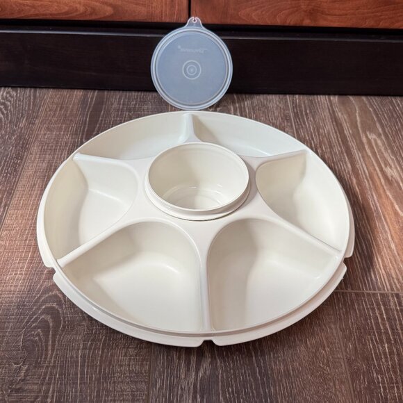 Tupperware Divided Snack and Dip Tray with Bowl - Picture 8 of 16
